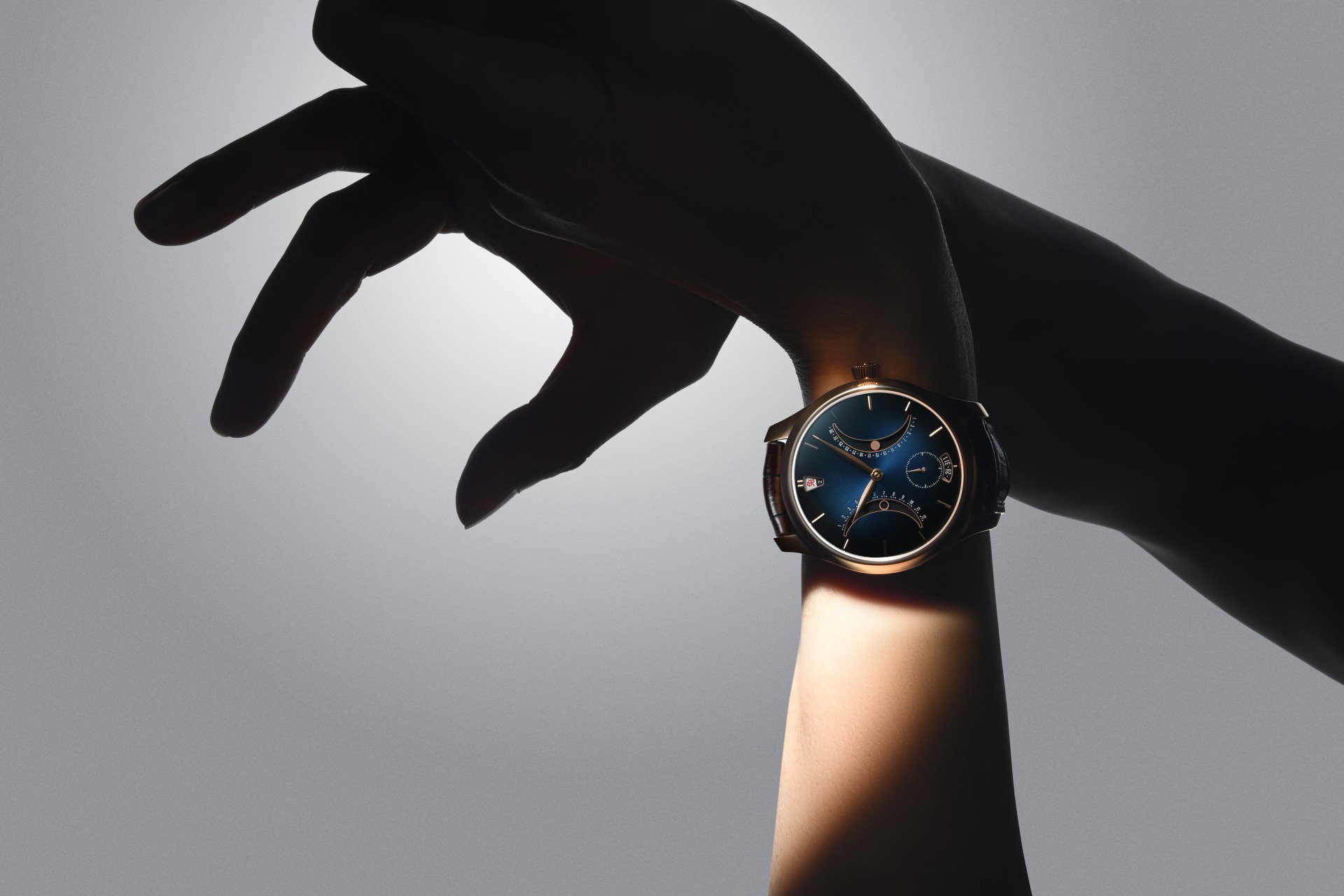 ºtö¤é¤ë¹B¦æªº¶ø¯µ¡GH. Moser & Cie.¦ë§Q¼}®ÉEndeavour«i³ÐªÌ¤¤µØ¾ä¶qª©µÃ¿ö